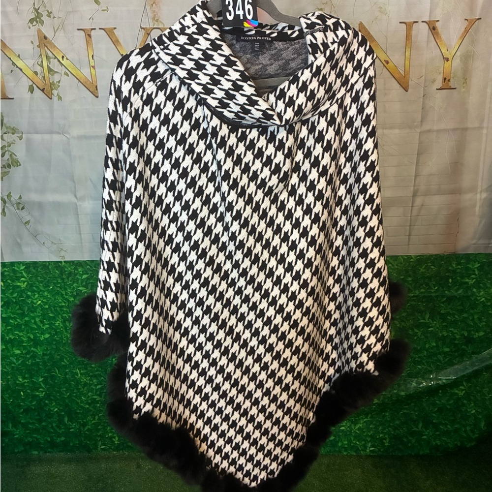 #346 Boston Proper Houndstooth Faux Fur Trim Poncho – XS/S